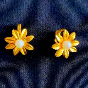 Pearl  Gold Tone Vintage Clip On earrings